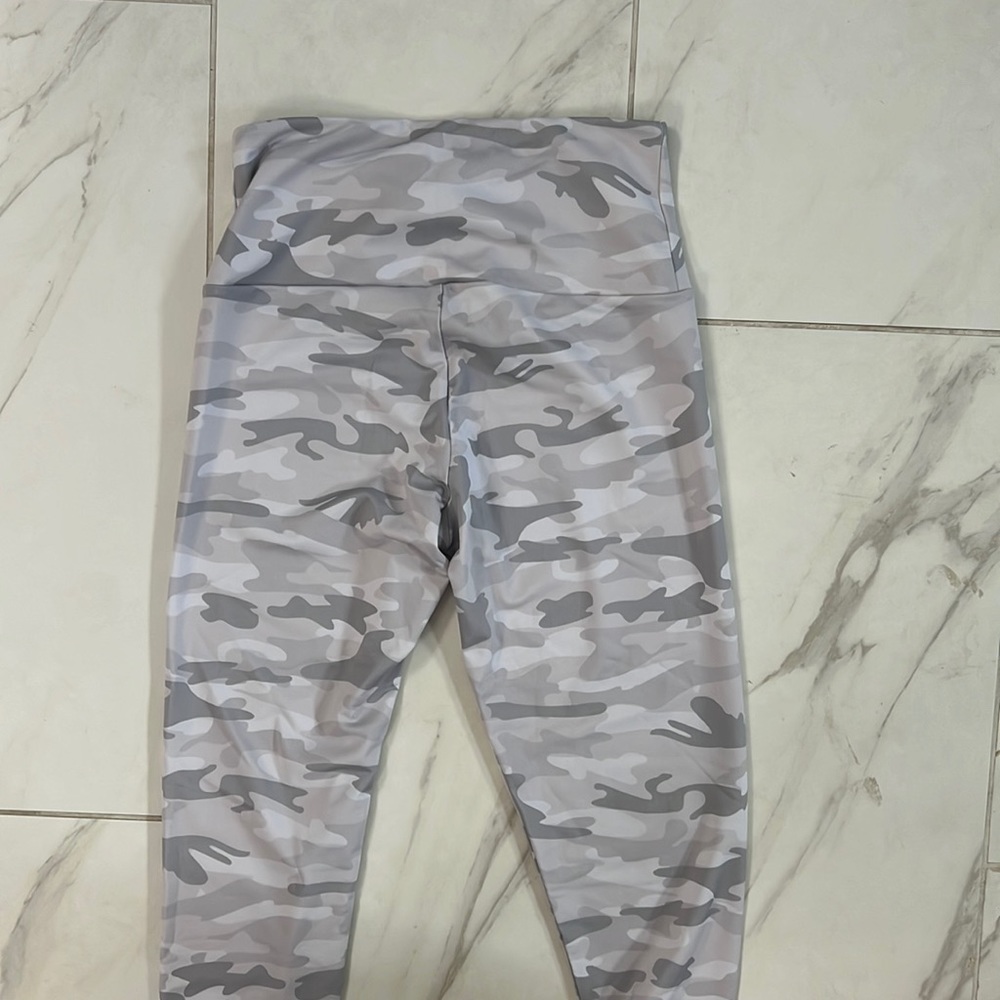 Onzie Flow Camo Leggings View 3